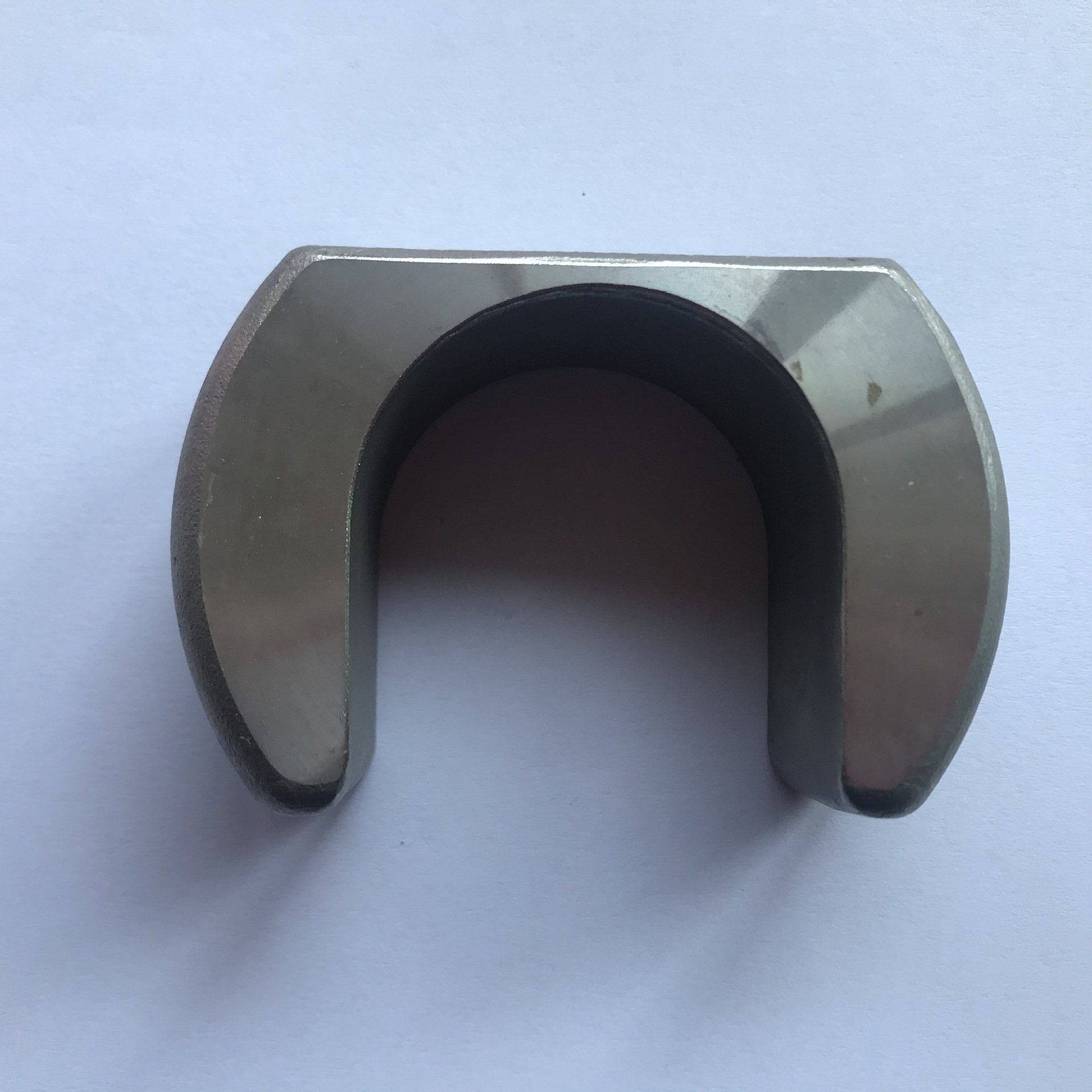 Mis on vesiklaasi liivast valmistatud kesta kihistumise põhjus investeerimisvormimise käigus?