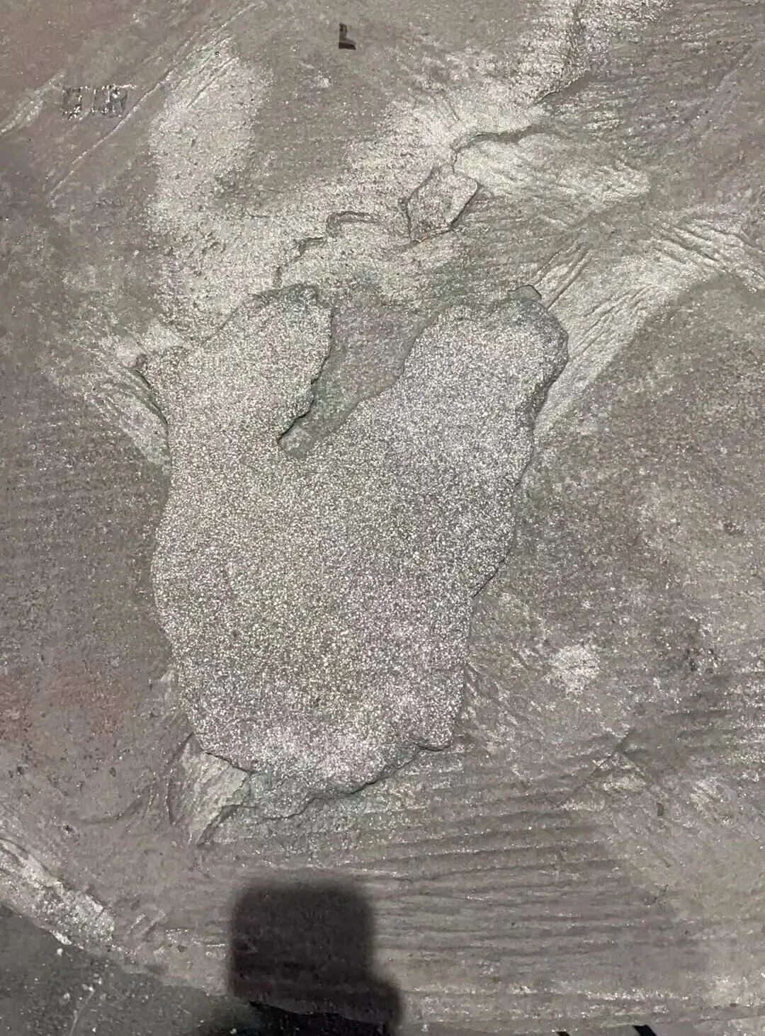 Kuidas saab vaikliiva valamisel tekkinud hallmalmdetailide pealispinnal tekkinud defekte, nagu liivavistrikke, lahendada?